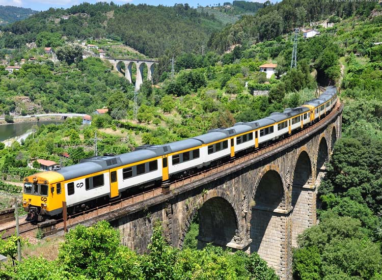 visit douro valley by train